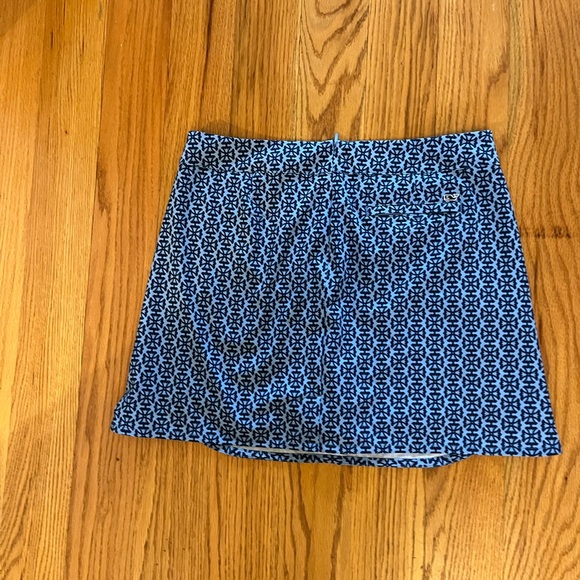 NWT Vineyard Vines brand skirt, navy and light blue print. Size 14 - Picture 2 of 4